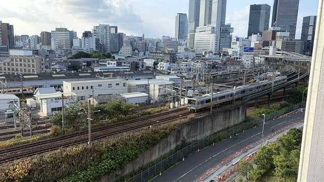 線路とあおなみ線車両