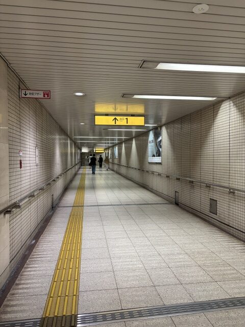 八事日赤駅1番出口に続く通路